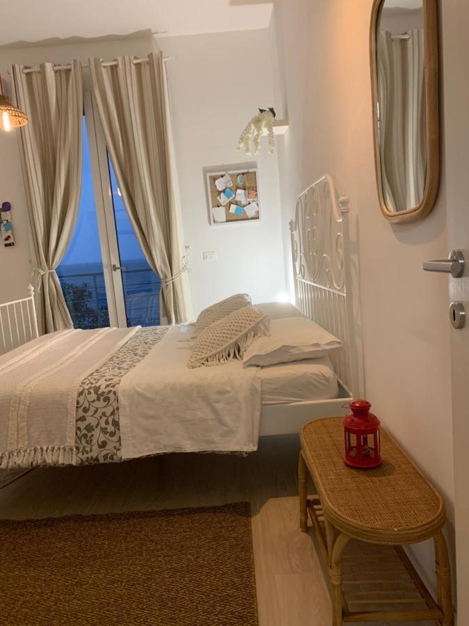 Sea View Life Hotel Карини Екстериор снимка